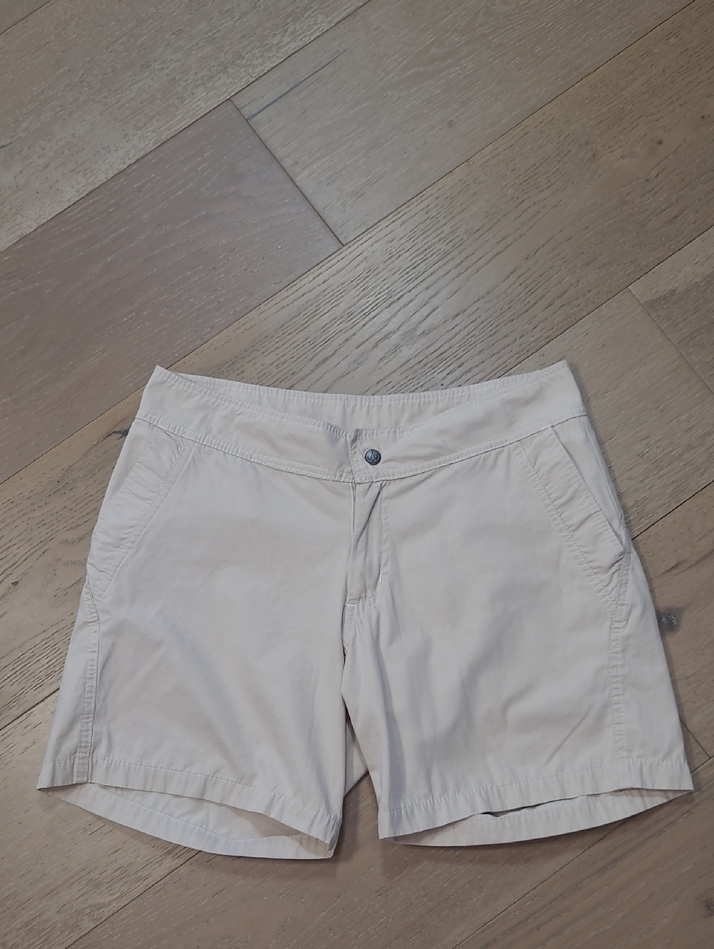 Prana Shorts Women's sz M Cream Mid Rise Hiking/Athleisure Shorts